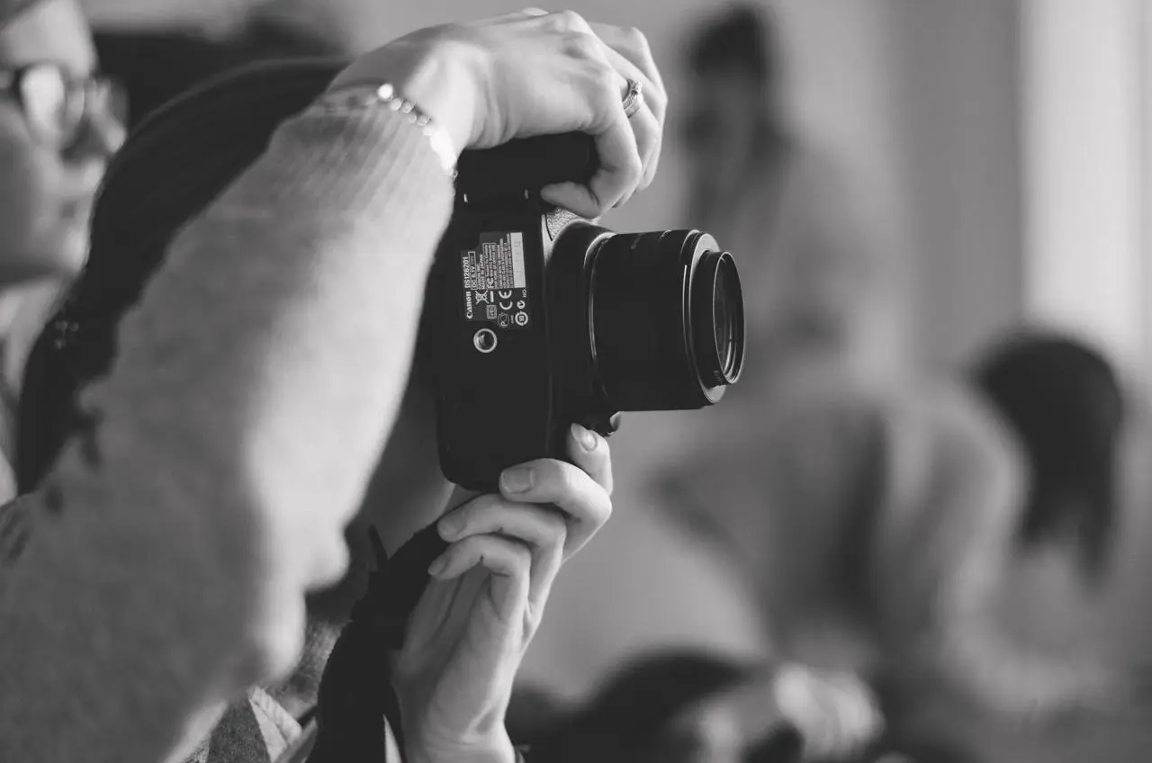 Marcas pensando como productoras audiovisuales: creación de contenido con guion, dirección creativa, filmación y narrativa visual de marca