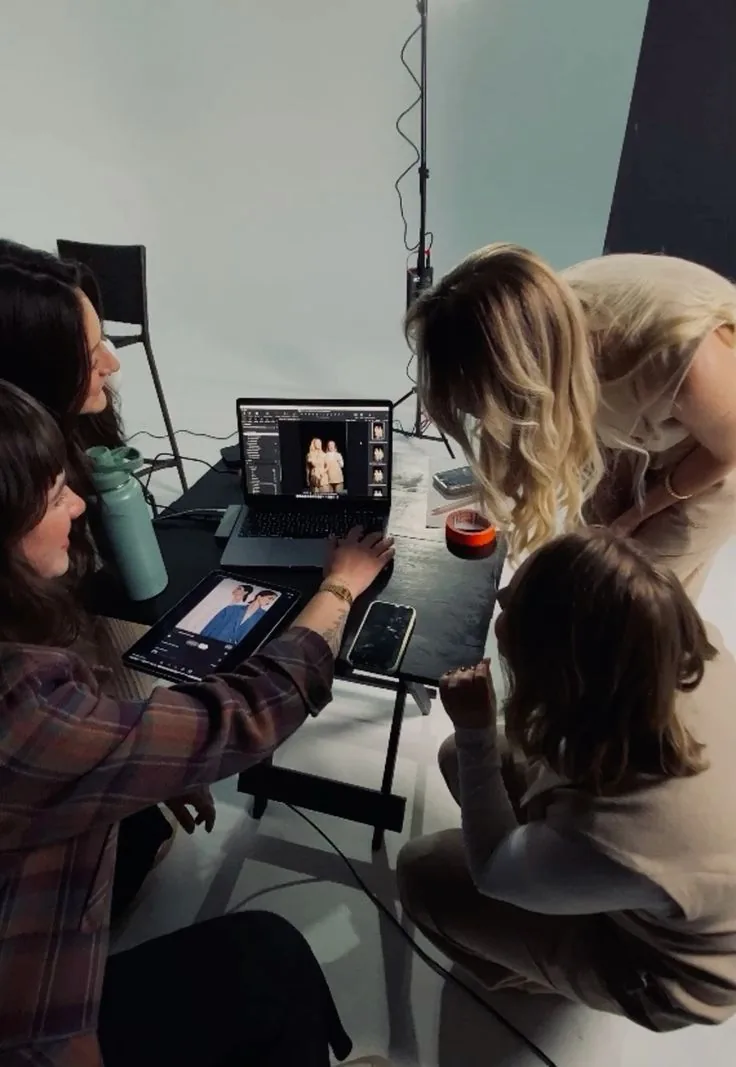 Planificación estratégica integral en una agencia creativa, productora audiovisual y media: equipo trabajando con bocetos, papers y herramientas digitales para alinear estrategia 360, creatividad y ejecución de marca